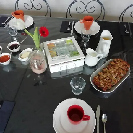 Couette-café Et Table L' Echappee